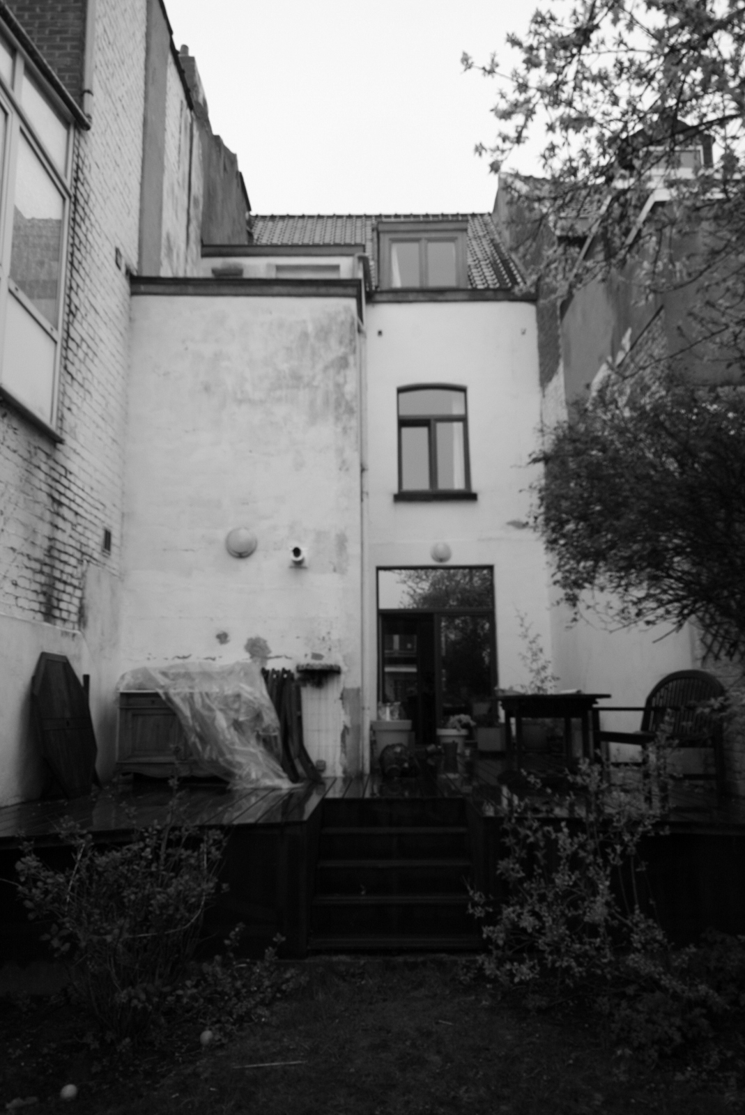 Relais — façade arrière en noir et blanc