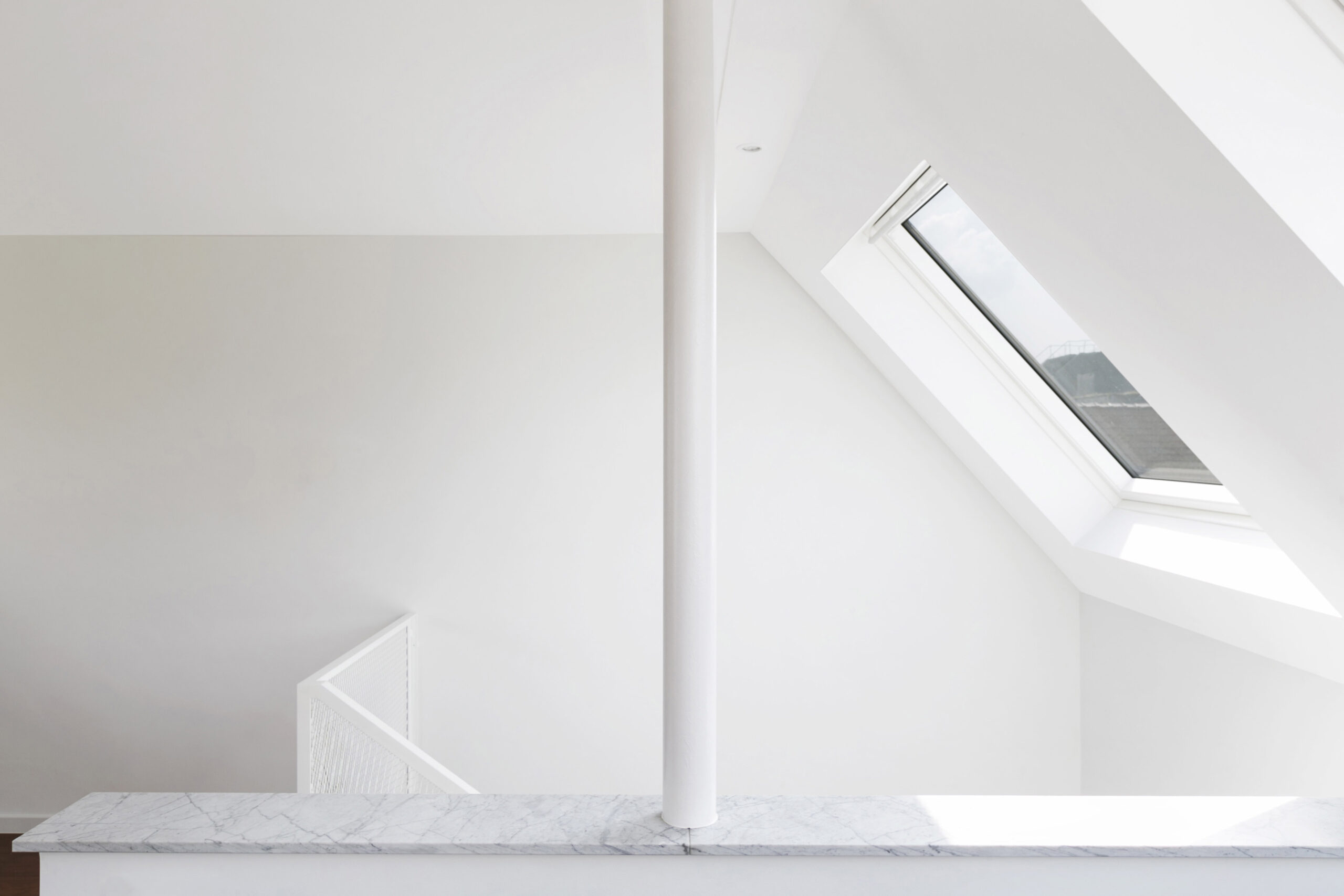 Pentagone — intérieur blanc illuminé par un puits de lumière