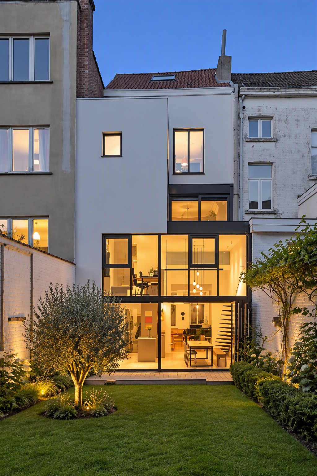 Collège à Ixelles — façade et jardin au crépuscule